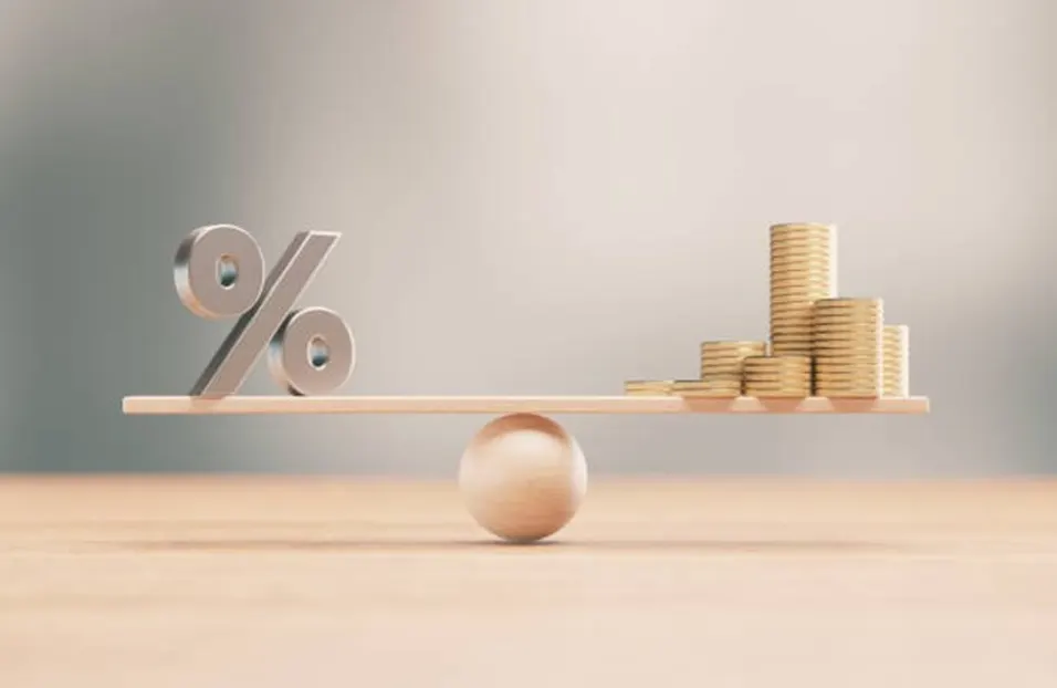 Interest rate vs coins balance scale