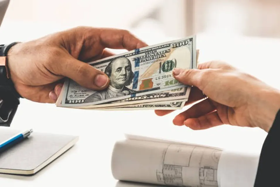 Exchanging US dollar bills