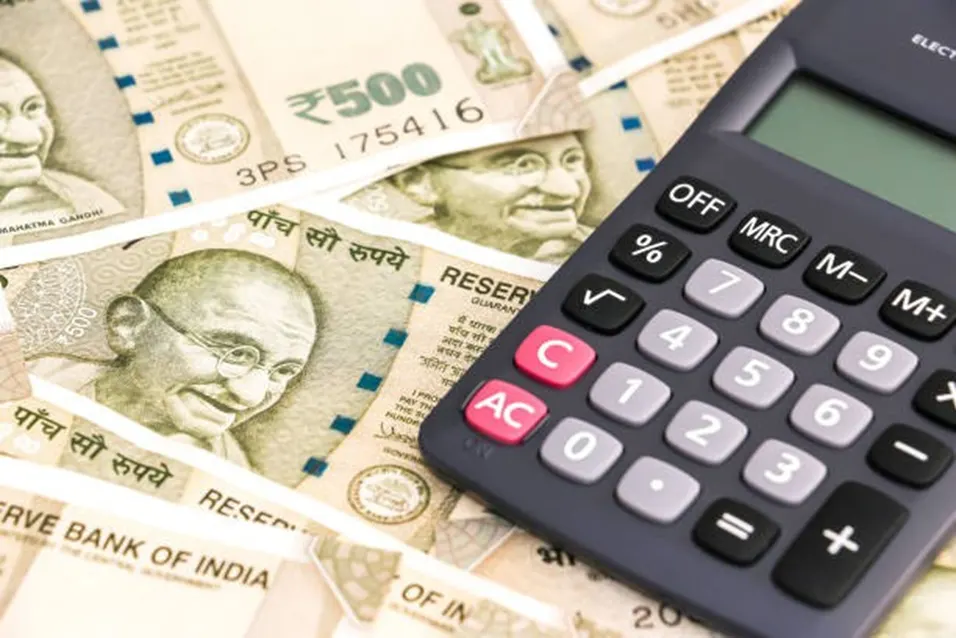 GST calculation with rupee notes