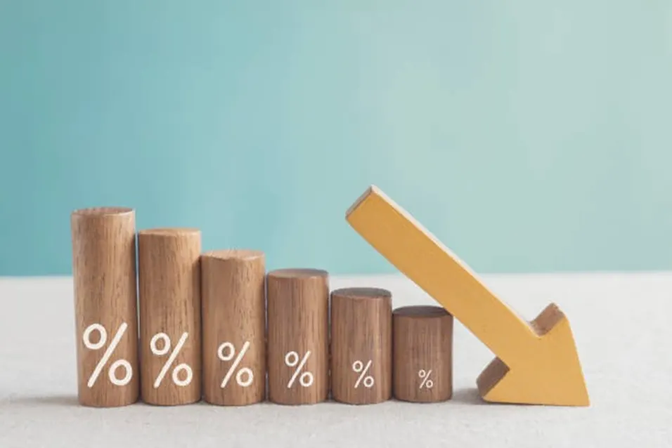 Six descending wooden cylinders with percentage symbols and a yellow arrow pointing downward on a teal background