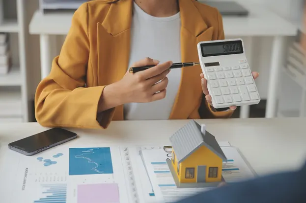 Financial advisor presenting mortgage calculator